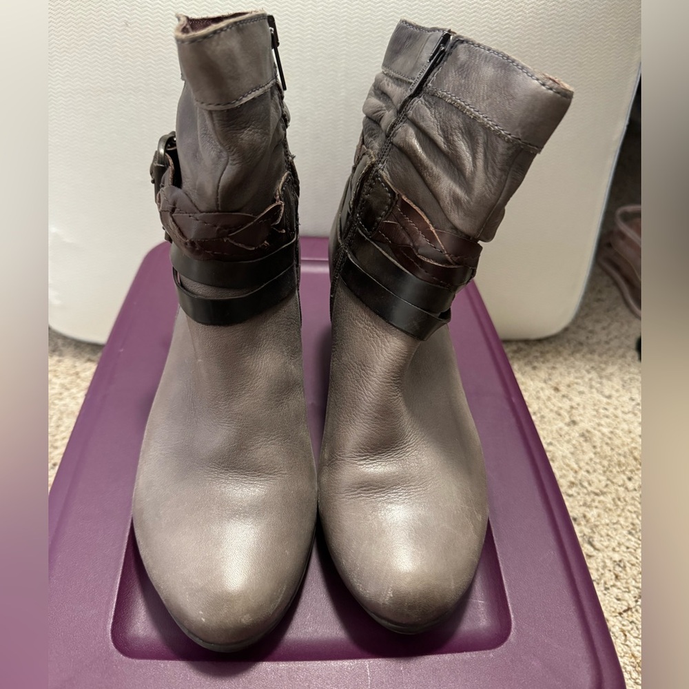 Pikolinos women’s heeled booties